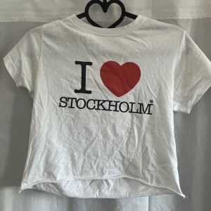 babytee  - fin babytee med i love stockholm tryck. Croppad.