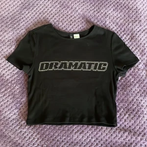 Y2k t-shirt - Mjuk y2k t-shirt med diamant stenar på från hm i super bra skick 💎🤍. Sitter tajt och är croppad. Köpt för 99. Andvänd 1 gång. Säljer pga att den inte andvänds. Pris kan diskuteras.
