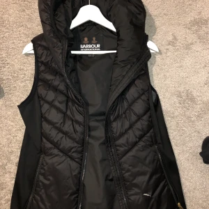 Barbour väst - Använd vid 3 tillfällen , är en liten skråma där , man kan sy ihop så syns det inte.  Nypris : 2500kr