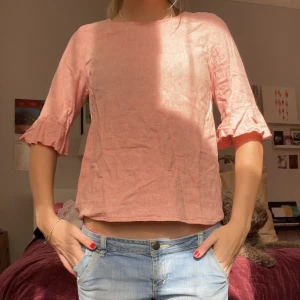 Tröja  - Super söt tröja med volanger på slutet av armarna❤️❤️