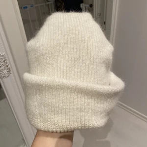 Mössa - Hej! Säljer denna super fina mössan. Verkligen super varm och mysig. Perfekt nu till vintern! 🩷