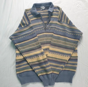 Sweatshirt  - Randig sweatshirt med dragkedja. Kan skicka fler bilder och tänka mig sänka priset. Hör av dig vid intresse!