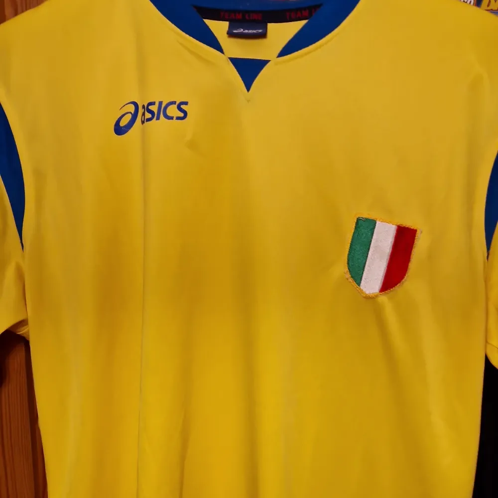 Italian fotbollströja köpt där liten i storlen. T-shirts.