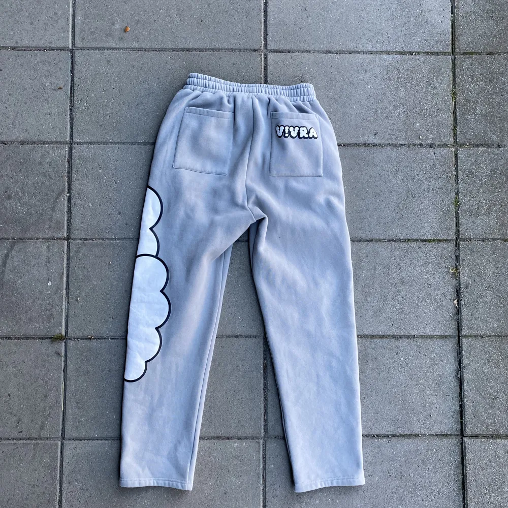 Straight leg Sweatpants. Skriv insta om du vill köpa: vivra100. Farkut & Housut.