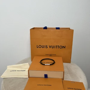 Lv armband - Lv armband som är helt nyt med inga skador som kommer med box kvitto och påse. Nypris 2200kr