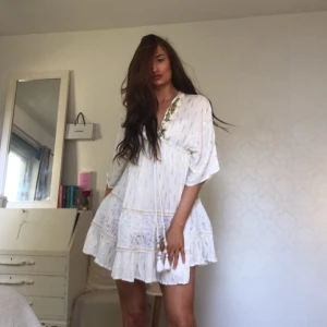 Unik klänning prislapp kvar - Oanvänd bara testad inköp pris 1199kr prislapp kvar är från ett italiensk märke och är handgjord! Strl S(36/38)