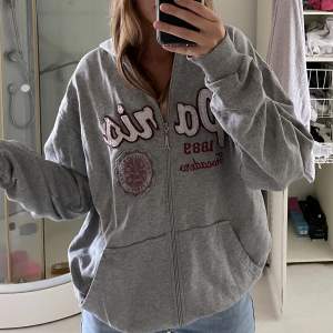 Zip hoodie köpt från Beyond Retro. Sitter oversized på mig som är S!💗