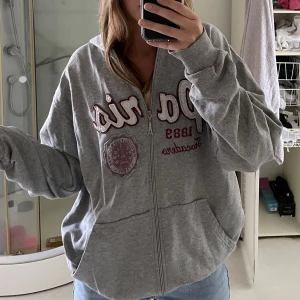 Zip hoodie  - Zip hoodie köpt från Beyond Retro. Sitter oversized på mig som är S!💗