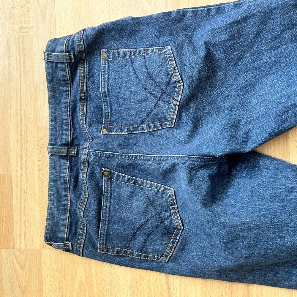 Vanliga lågmidjade jeans, använda men bra skick💙 ganska stretchigt material typ, står storlek 36 men passar mig som brukar ha ca storlek 38 med. Jeans & Byxor.