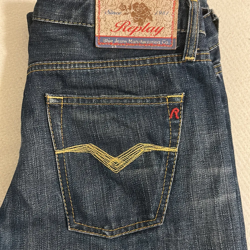 Jättefina replay jeans! Första bilden är lånad med de är samma jeans och modell, de är uppsprättade längs ner och har ett hål💓 Innerbenslängd: 81cm  Midjemått rakt över: 38cm, använd köp nu💓. Jeans & Byxor.