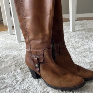 Snyggaste kängorna!! - As snygga kängor som tyvärr är för små för mig, de är i storleken 37:) helt nya!!! Priset går alltid att diskuteras<33 äkta läder också