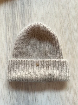 Mössa (Carin Wester) - Varm och skön mössa från Carin Wester (Åhlens). Fint skick, Nypris 300 kr, mitt pris 99kr