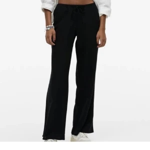 Svarta linnebyxor - Svarta linnebyxor från H&M. Använda ett få tal gånger. Nyskick. 