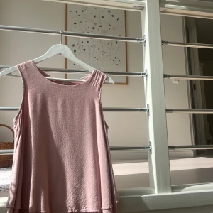 Blus/topp - En rosa kortärmad blus från Rabalder som är jätte gullig med lite volang detalj nertill :)