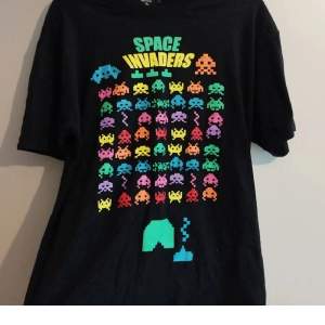 T-shirt med space invaders tryck. I bra skick. Nästan aldrig använd 👌👾