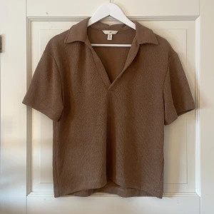 T-shirt i frotté med krage  - Använd 2-3 gånger original pris 149