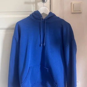 Mörkblå hoodie  - Mörkblå hoodie från bikbok i storlek Xs men är mer som en S/M Har några små hål men inget som syns när man har på sig den, nypris 399💓