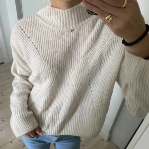 stickad tröja  - Fin vit stickad tröja från gina i storlek S!🤍