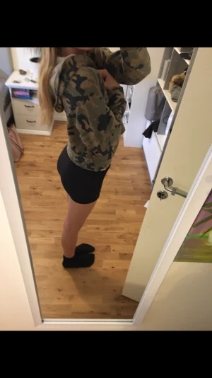 Kamouflage hoodie  - Säljer denna kamouflage hoodien sjukt snygg men inte min stil❤️ i storlek xs-s❤️