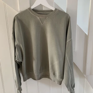 Sweatshirt  - Mörkgrön sweatshirt från Stay som bara använts ett fåtal gånger, säljer pågrund av att den är för stor för mig, storlek M🤍