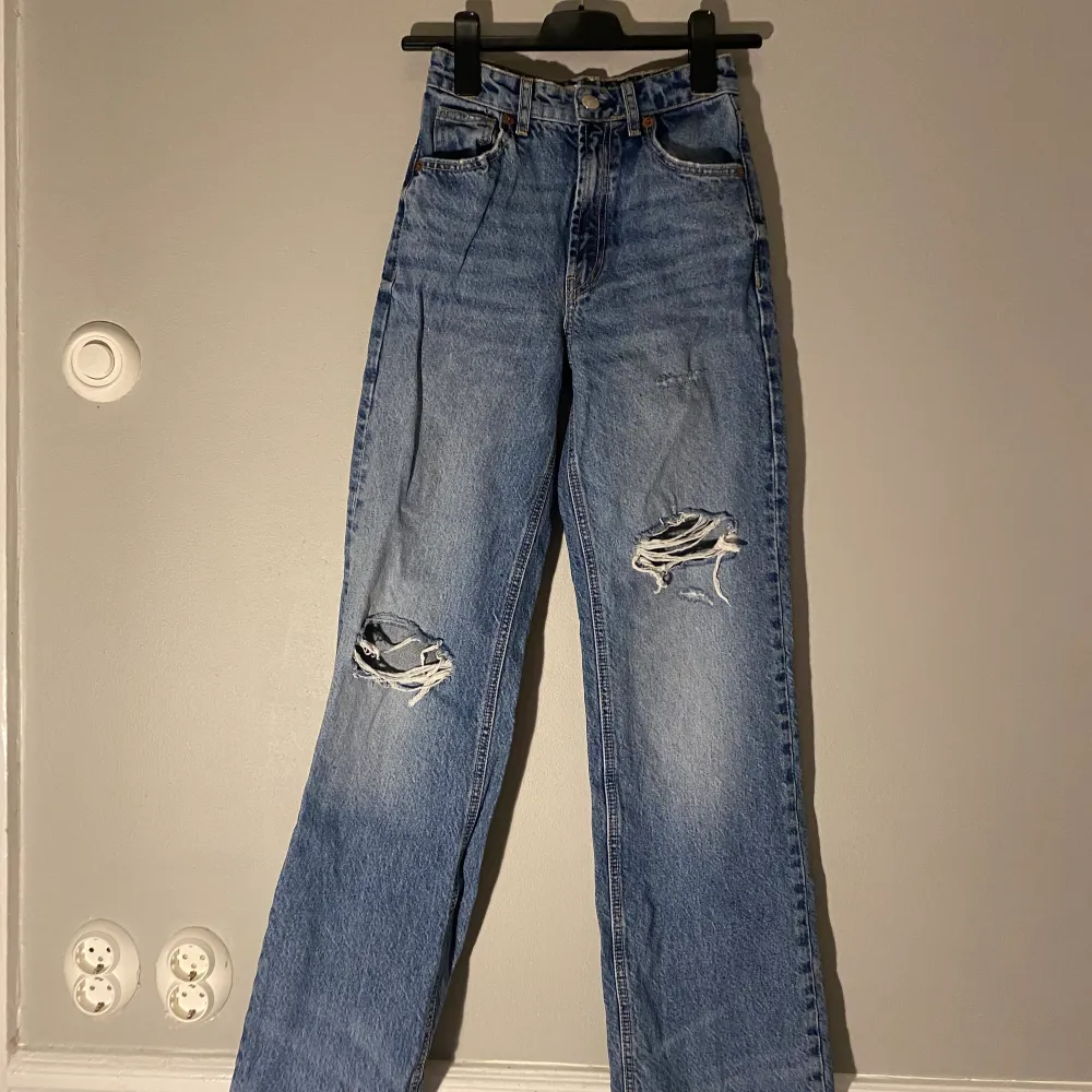 Så fin färg och slitningar på jeansen, midwaist!. Jeans & Byxor.