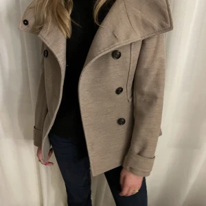 Kappa  -  jättefin kappa  i färgen beige 💓 med fin detalj i ryggen perfekt nu till hösten 💓Kolla mina andra kappor jag säljer💓🔥
