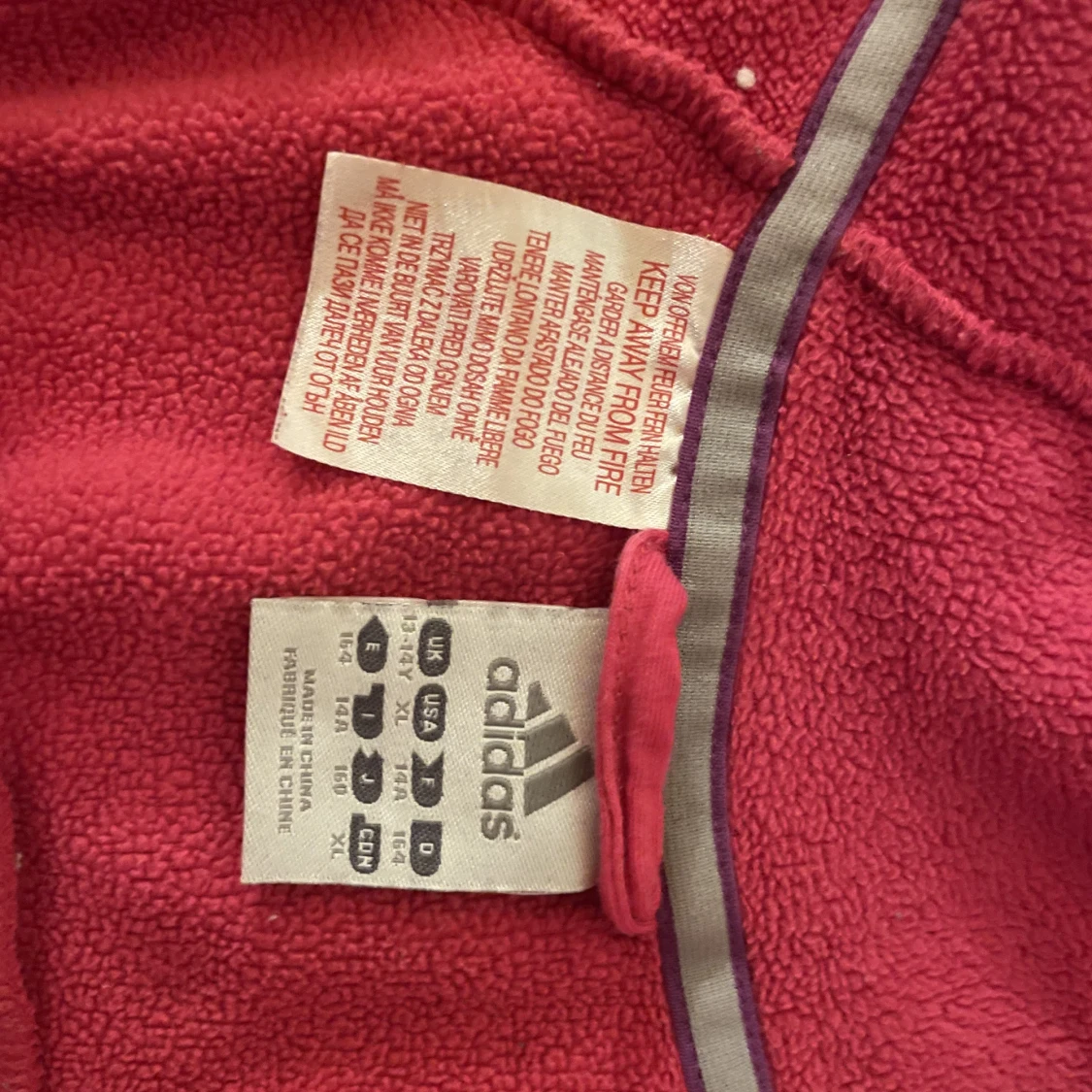 Rosa adidas jacka med mjukt material och i bra skick  - 90