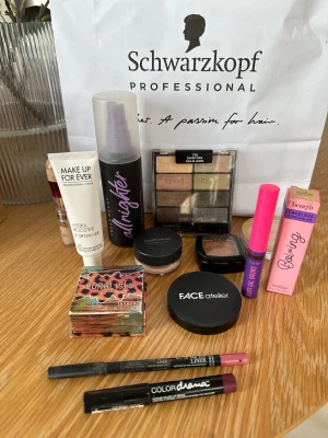 Smink (Urban decay, benefit m.m) - Säljer allt som ett kit (ej styckvis!!) Vissa saker är helt oanvända medans andra är använda någon enstaka gång🤍  Oanvänt: makeup forever primern, benefit concealern, busy gal brows, bareminerals.