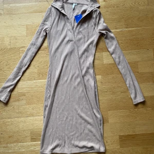 Klänning - Ribbad klänning köpt från sellpy men från Nelly