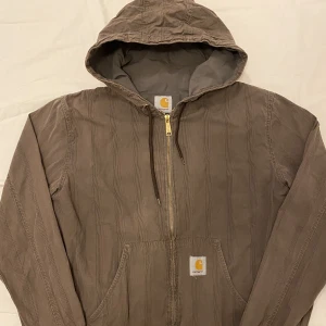 Carhartt jacka  - Carhartt workwear jacka i bra skick. Storlek m. Tyget är lite tunnare än de ”kända workwear jackorna”. Utmärkt för hösten. Passar mig som är 182