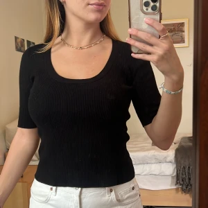 Zara Knit T-shirt - Mycket bra skick och väldigt skön!!