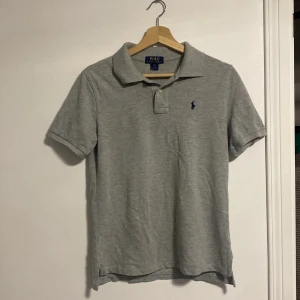 Grå Ralph lauren pike  - Grå Ralph lauren piké i storleken XS