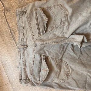 Gråa jeans med gulliga fickor - Säljer dessa gråa baggy jeans med true religion liknande fixkor som tyvärr saknar knappar vid bakfickorna😋De är lite stora vid midjan men det går lätt att fixa med skörp eller snöre😽 Vid funderingar kring flera bilder / mått är det bara att komma privat🫶