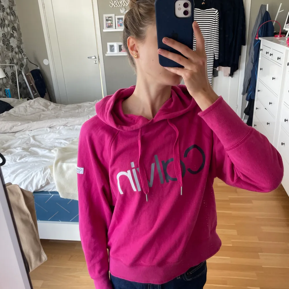 Rosa hoodie från Calvin Klein🩷 Knappt använd då jag har många hoodies😊Ganska tunn och sval. Från början köpt till ett rabatterat pris. . Hoodies.