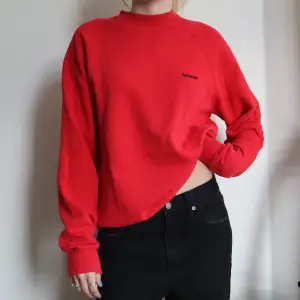 Röd college tröja, köpt second hand. Har ett litet jack i ena ärmen (se sista bilden) kan tycka det är en snygg detalj personligen. Säljer då jag ej använder längre ❣️