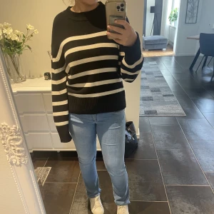 Randig stickadtröja, storlek S, Ginatricot  - Sparsamt änvänd! Inga tecken på användning. Lite större/Normal i storleken, passar även M 