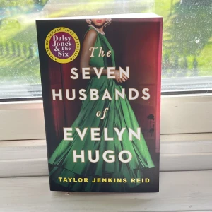 Bok-The seven husband of Evelyn Hugo - Boken är på engelska. Endast läst en gång så i fint skick, men ryggen har lite repor (se sista bilden)🩷
