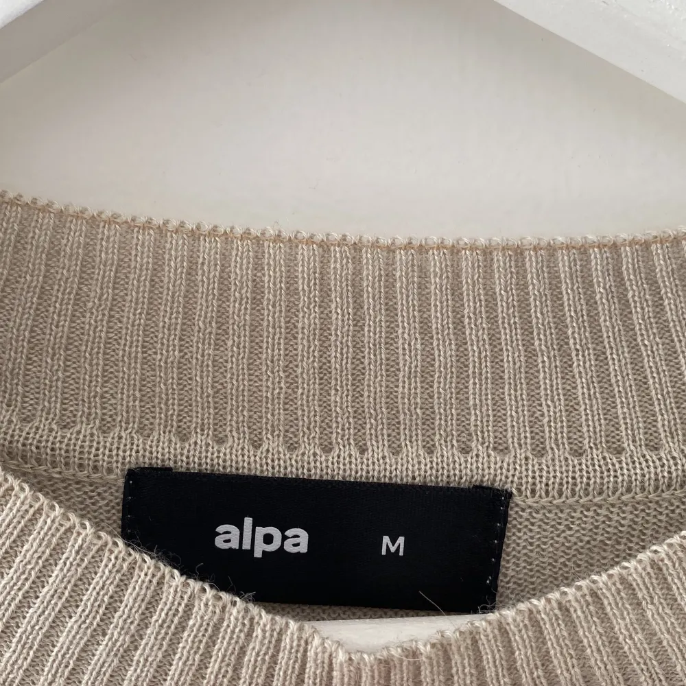 Fin stickad tröja i 70% alpaca & 30% mullbärssilke. Sparsamt använd, väldigt bra skick Strl M men passar också S Nypris 1699:- Mitt pris 1200:- Bara att skriva om ni undrar något 😊. Neuleet.