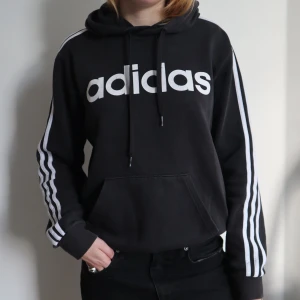 Adidas hoodie - Svart adidas hoodie. Perfekt skick! Säljer då jag ej använder längre 🐼