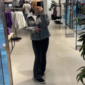 Lager 157 jeans - Säljer dessa populära lågmidjade jeans från Lager 157 använt fåtal gånger. Storlek S men tycker de är lite större i storleken. Pris kan diskuteras vid snabb affär🩷hör av er vid intresse eller mer info🩷.  Det är short längden och passar mig som är 163. 