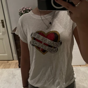 Zadig t shirt  - Snygg Zadig t shirt! Några få stenar har trillat av men inget man märker och är annars i jättebra skick! 