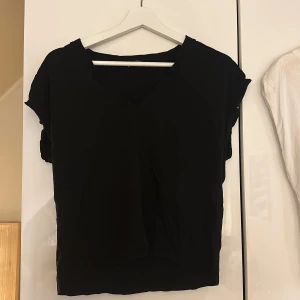 Svart v-ringad tshirt - Svart v-ringad t-shirt från Zara🍁❤️‍🔥