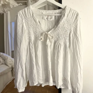 odd molly blus - vit odd molly blus i M, jättefin och bra skick (lånad bild) 