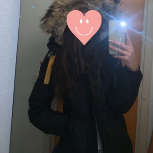 Parajumpers - Äkta Parajumper, gott skick, sorken xs men passar både s och liten medium. Kemtvättad och använd 2 vintrar varsamt. Värmer bra och väldigt skön jacka. Ordinarie pris 10.000kr ish