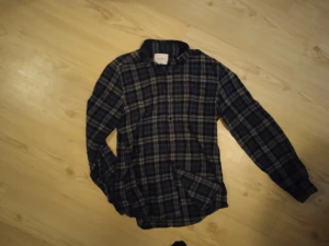 Vailent flanellskjorta - Vailent Pure mysig skjorta i flanell. Höstliga färger i.marinblå och mossgrönt rutmönster.  Buttondown-skjorta, Strl: S, Använd bara ett fåtal gånger   