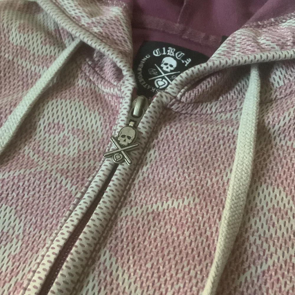 Piss cool zip up hoodie med döskallar på från ett skater märke, använt få gånger och säljer då det inte riktigt är min stil💜. Hoodies.