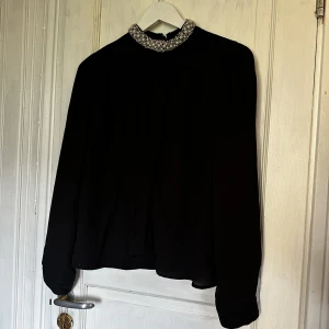 Blus med pärlor  - Blus med pärlor i halsen.  Storlek S  Aldrig använd. 