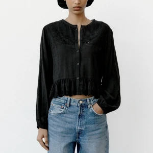 Zara - Säljer denna blus från zara. Den är använd en gång och är precis som ny!