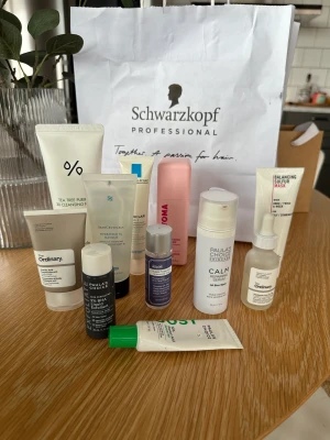 Hudvård - Blandad hudvård. Alla produkter är  endast testade 1-3 gånger!  TO serum och PC azelaic acid booster  är lite mer använda. Köp som ett kit för 500kr, säljer inte styckvis 🧖🏽‍♀️✨