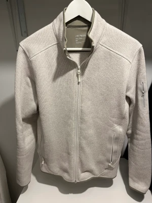Arcteryx fleece - Säljer min nästan helt oanvända Arcteryx fleece, köpt förra året. Nypris 1800kr. Storlek M. Skick 10/10
